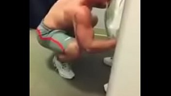 Me la chupa en el gym