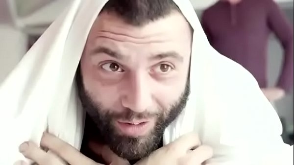 Markus Kage faz uma surpresa para Pierce Paris