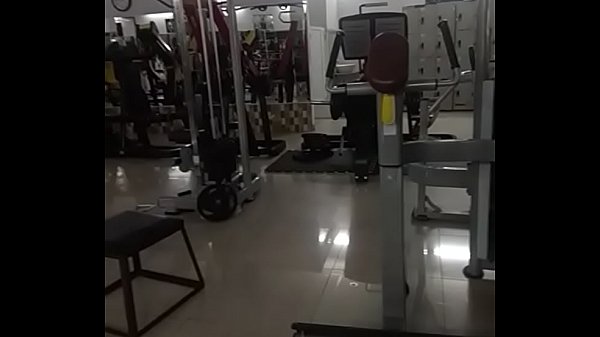 Anh trai lén thủ dâm trong phòng gym