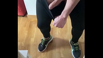 Gym polla grande se la saca de los leggins