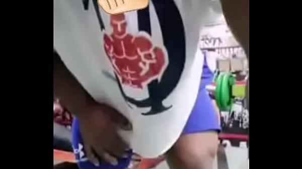 MUSCULOSO FITNESS MUESTRA SU VERGA DESPUES DE EJERCITARSE