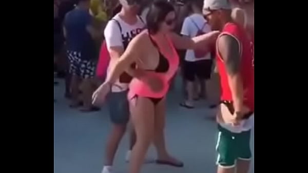 Sendo sarrada por trás e mamando o gostoso no centro de Divinopolis ao meio dia